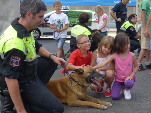 Unidad Canina de la Policia Municipal de Bilbao con l@s niñ@s.12-7-2012